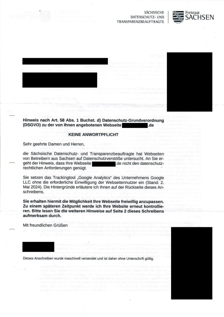 Das Dokument zeigt einen Hinweis des Sächsischen Datenschutz- und Transparenzbeauftragten. Es handelt sich um eine automatische Benachrichtigung nach Art. 58 Abs. 1 Buchst. d DSGVO, welche auf einen möglichen Datenschutzverstoß auf einer Webseite hinweist. Der Vorwurf bezieht sich auf die Nutzung des Trackingtools „Google Analytics“ ohne die erforderliche Einwilligung der Webseitenbesucher. Der Betreiber der Webseite erhält die Möglichkeit, seine Webseite freiwillig anzupassen, um datenschutzkonforme Zustände herzustellen. Es wird darauf hingewiesen, dass keine Antwortpflicht besteht. Weitere Informationen und Erläuterungen sind auf der Rückseite des Schreibens enthalten.