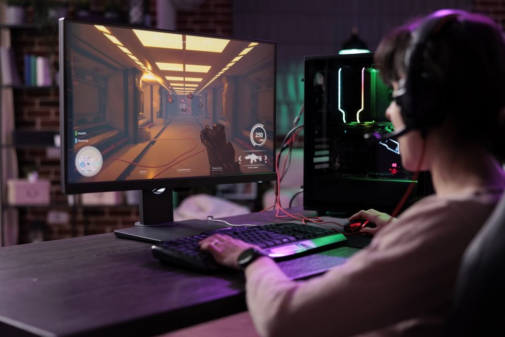 Young gamer having fun with action video games competition, playing online game championship. Caucasian woman enjoying rpg play tournament on live stream, gaming on modern computer. Gamification im Webdesign: Mehr Engagement durch spielerische Elemente